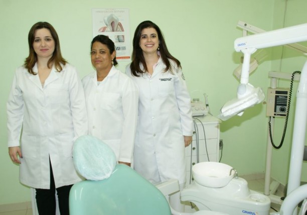 Equipe do setor de odontologia em atendimento na UFLA