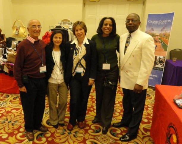 Professora Tânia Romero com professores da Colômbia e Estados Unidos, além do diretor-executivo da NAAAS & Affiliates, Lemuel Berry