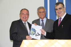 Reitor da UFLA, professor Scolforo, secretário-adjunto da Agricultura, professor Paulo Romano e o secretário Nárcio Rodrigues assinam o termo de apoio ao Geoportal do Café