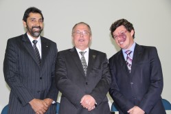O gerente da Caixa Econômica Federal, Constantino Neto, o reitor da UFLA e o deputado federal Reginaldo Lopes