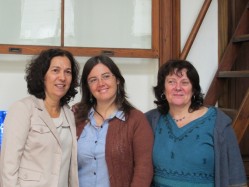professora Fátima com a autora da tese e a professora Ana Scavino