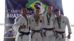 Raul Canestri (2º da direita para a esquerda) no pódio