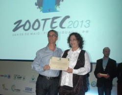 Prof. Paulo Borges Rodrigues recebe a premiação durante o evento