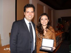 A estudante da UFLA recebe a premiação do secretário do Meio Ambiente de São Paulo, Bruno Covas
