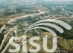 Logotipo do Sisu, sobre foto aérea do campus da UFLA