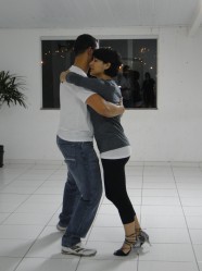 Aprendizado em mão dupla: ela ensina o tango e aprende dança brasileira