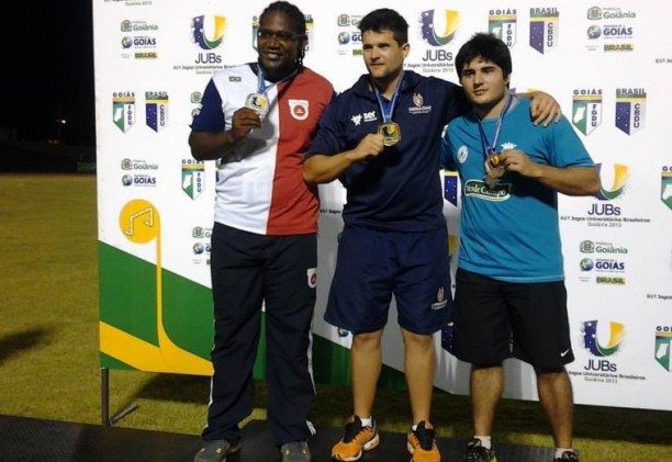 Álvaro Campos (camisa azul) recebe o bronze