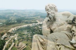 Montagem composta por uma foto aérea do campus da UFLA, à esquerda, e uma estátua de filósofo, à direita