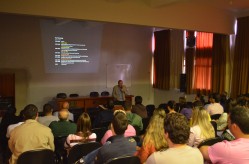 Prof. Groening durante a apresentação do seminário