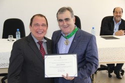 Reitor da UFLA presta homanagem ao secretário Nárcio Rodrigues com a medalha Universidade Federal de Lavras