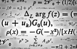 Imagem de uma lousa branca com várias equações escritas