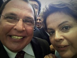 Selfie do reitor da UFLA com a presidenta Dilma Rousseff