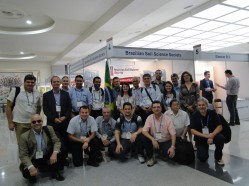 Parte da delegação brasileira em frente ao stand da SBCS no Congresso Mundial, na Coreia. (Foto SBCS)  