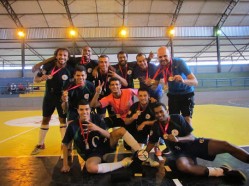 Foto dos jogadores de futsal masculino, com o troféu