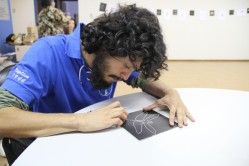 O estudante Mateus Pereira coloca em prática as técnicas aprendidas no curso