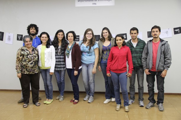 Professora Rosa Pereira, prof. Mirian Morales e os estudantes que participaram do curso de ilustração científica