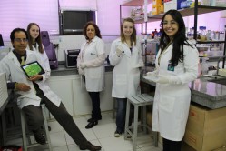 Professora Antônia Figueira (ao centro), recebe o professor Michael Goodin e as estudantes americanas para o desenvolvimento de pesquisas