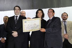 Professora Édila recebe o título das mãos do vereador Evandro Castanheiras