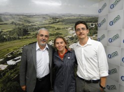 O professor José Luiz Quadros de Magalhães é recebido pelos professores da UFLA, Sílvia Helena Rigatto e Pedro Ivo Ribeiro Diniz