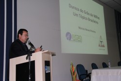 O coordenador do evento, professor Marcos Neves, faz a palestra de abertura