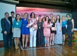 Estudantes premiados, acompanhados da equipe organizadora do Prêmio.