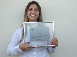 Verônica Bernardino com o prêmio da Sociedade Brasileira de Zootecnia 