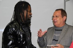 Toni Garrido conversa com o reitor da UFLA, prof. José Roberto Scolforo, após o show