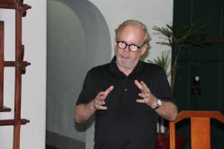 Professor Renato Franco apresentou a obra