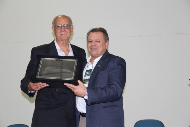 Professor Alfredo Lopes recebe a homenagem do professor Antônio Nazareno