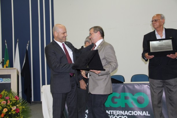 Professor Luiz Roberto recebe a homenagem do professor José Lima