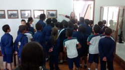 Museóloga Patrícia Mendes apresenta exposição aos alunos