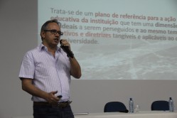 Professor Ronei  Martins apresenta as fases de elaboração do Projeto Pedagógico Institucional