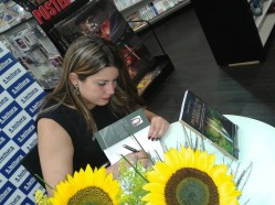 Isabela-autografando