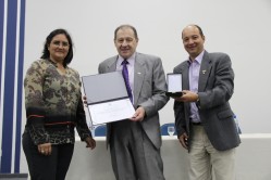 Ao final da apresentação, Albert Sacco Jr. Foi homenageado com o certificado de reconhecimento e a medalha da Universidade Federal de Lavras 