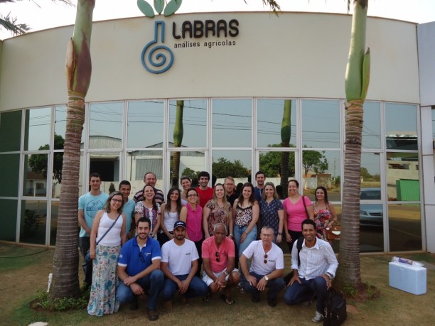 Delegação da UFLA no Laboratório de Análises Agrícolas da Fazenda Juliana 