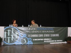 Professora Claudia Ribeiro coordena conferência com o antropólogo francês David Le Breton