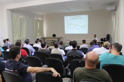 A última palestra foi apresentada pelo professor José Donizeti Alves e abordou o efeito das alterações climáticas na produção e fisiologia do cafeeiro.