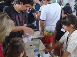 Estudante da UFLA realiza experimento para crianças em Nepomuceno