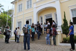 Estudantes estrangeiros visitam o museu Bi Moreira
