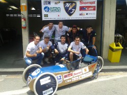 A equipe da UFLA durante a Maratona, em São Paulo. Na foto, os estudes e o professor orientador, Dalton Ferreira