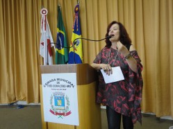 Professora Cláudia Ribeiro apresenta projeto de extensão em seminário