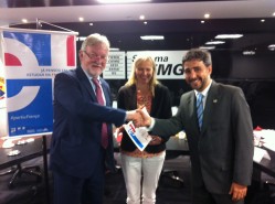 Professor Chalfun recebe o certificado em nome da embaixadora da França na UFLA,  a estudante Adélia  Dargere