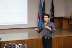 Professor Nelson Lima durante a apresentação no Ciclo de Palestras