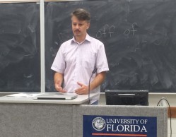 Professor Thiago Bernardes em apresentação na Flórida