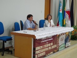 Professores João Almir e Stella Veiga Franco durante palestra no evento