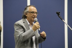O coordenador de Cultura da UFLA, professor Silvério José Coelho, declama Carlos Drummond de Andrade