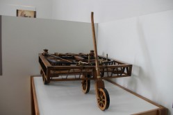 Carro automotor projetado por Leonardo da Vinci é um dos itens expostos na UFLA