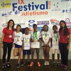 Crianças recebem as primeiras medalhas, como incentivo para dedicação ao esporte