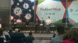 Os três finalistas da categoria "Aplicativos e tecnologias assistivas", com o estudante da UFLA Luis Otávio de Avelar à esquerda, representando o aplicativo WebHelpDyslexia