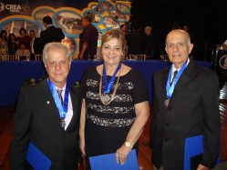 Os homenageados: Francisco Oliveira (ex-aluno), a professora Maria Laene e o professor Vicente Wagner Dias Casali, da Universidade Federal de Viçosa.